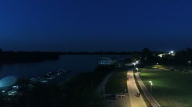 Nehir banka gece havadan görünümü 