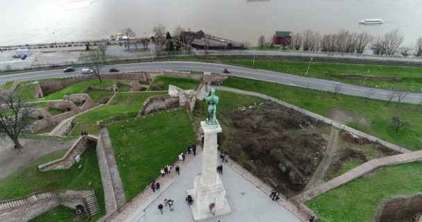 Vista Aérea Del Monumento Viktor Belgrado — Vídeo de stock