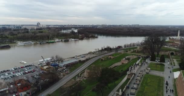 贝尔格莱德卡莱梅格丹公园的河流鸟瞰图 — 图库视频影像