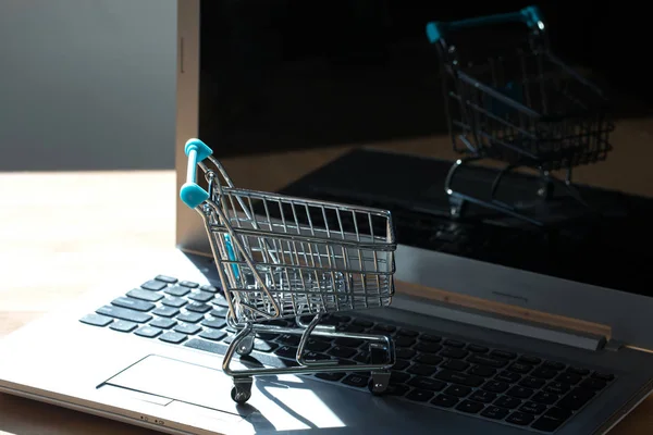 Conceito online de compras - carrinho de compras ou carrinho de mão em um teclado de laptop. Serviço de compras na web online . — Fotografia de Stock