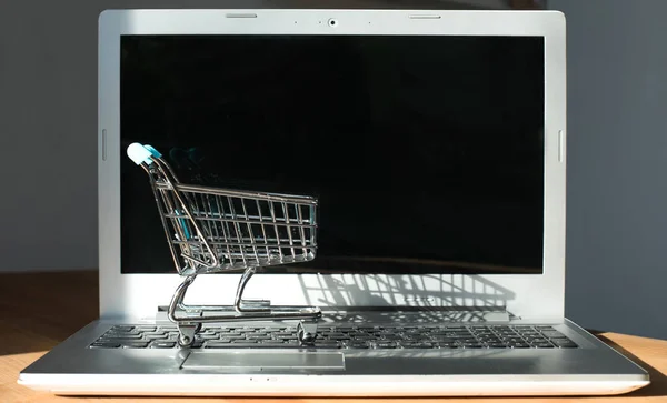 Zakupy online - koszyk lub wózek na klawiaturze laptopa. Zakupy w Internecie. — Zdjęcie stockowe