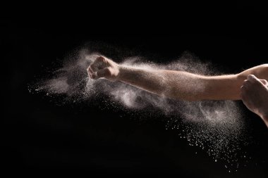 Siyah zemin üzerinde çarpışma anında boksörün eli yakın plan