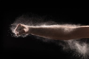 Siyah zemin üzerinde çarpışma anında boksörün eli yakın plan