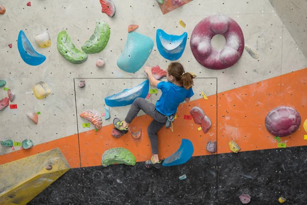 Boy on climbing wall, Bouldersport , boy climbing a rock wall indoor — Stock Photo, Image