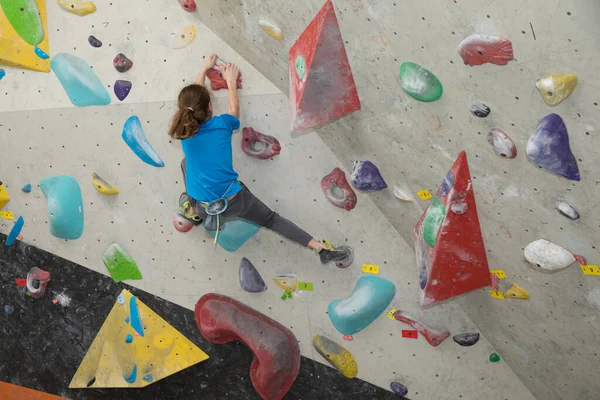 Boy on climbing wall, Bouldersport , boy climbing a rock wall indoor — Stock Photo, Image
