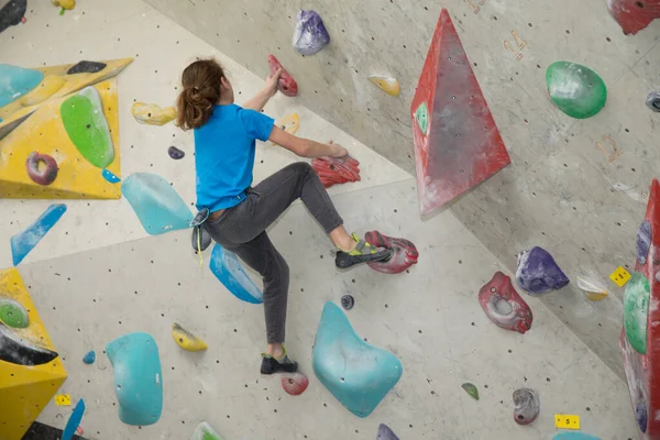 Boy on climbing wall, Bouldersport , boy climbing a rock wall indoor — 스톡 사진
