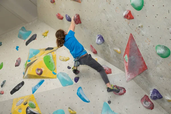 Boy on climbing wall, Bouldersport , boy climbing a rock wall indoor — Stock Photo, Image