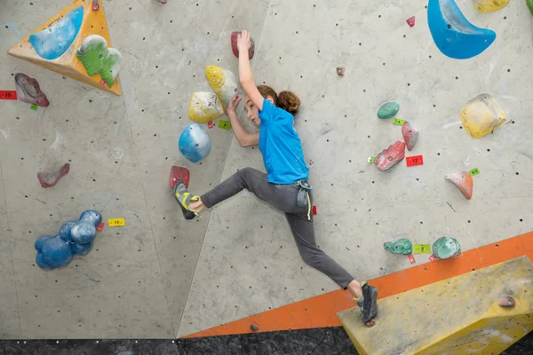 Boy on climbing wall, Bouldersport , boy climbing a rock wall indoor — Stock Photo, Image