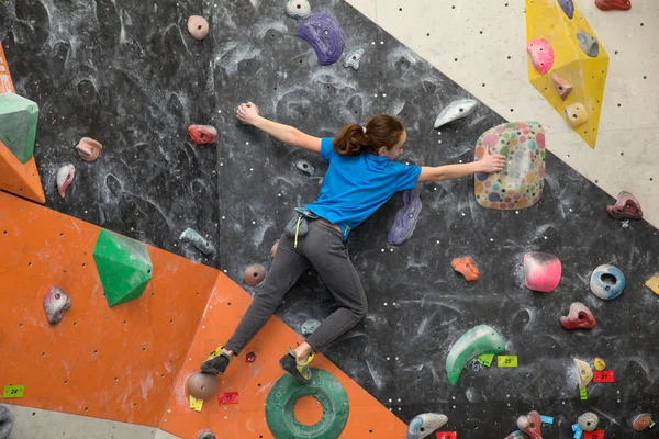 Boy on climbing wall, Bouldersport , boy climbing a rock wall indoor — 스톡 사진