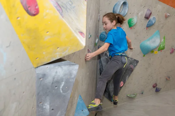 Boy on climbing wall, Bouldersport , boy climbing a rock wall indoor — Stock Photo, Image