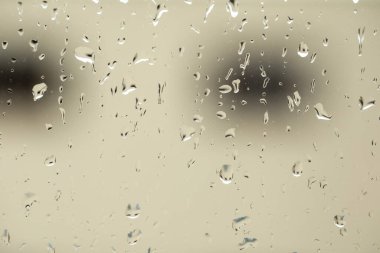 Akşamları bardağa yağmur damlaları düşer.