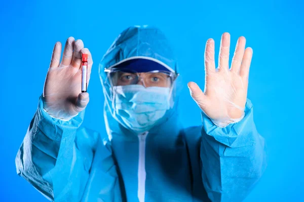 Tubo Ensaio Coronavírus Nas Mãos Cientista Médico — Fotografia de Stock