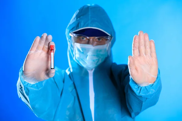 Tubo Ensaio Coronavírus Nas Mãos Cientista Médico — Fotografia de Stock