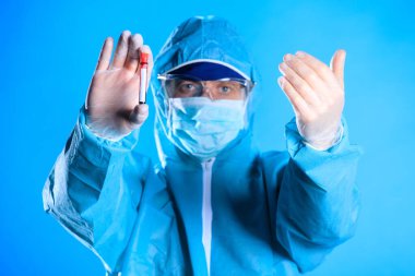 Coronavirus kan analizi konsepti. Doktor elinde kan örneği olan test tüpü, görüş açısını kapat..
