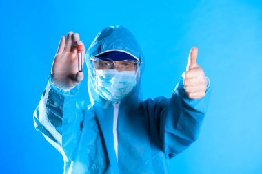 Coronavirus kan analizi konsepti. Doktor elinde kan örneği olan test tüpü, görüş açısını kapat..