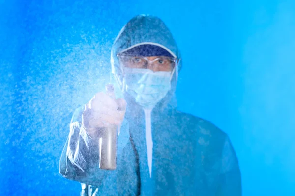 Homme Costume Bleu Entièrement Protégé Avec Désinfectant Pandémie Conavirus Nettoyage — Photo