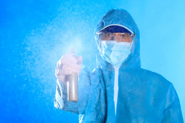 身穿蓝色全套防护服的男子 带有消毒剂 锥虫病大流行病 清洁和消毒 传染病的预防和控制 — 图库照片