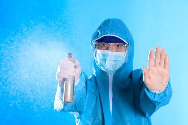 Man Blå Skyddsdräkt Med Desinfektionsmedel Conavirus Pandemi Rengöring Och Desinfektion — Stockfoto