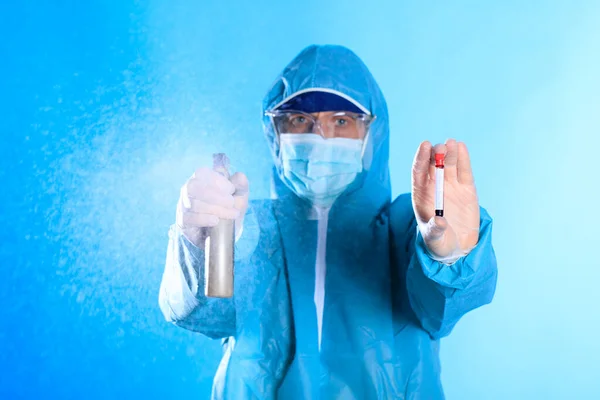 Uomo Completo Blu Protetto Con Disinfettante Pandemia Conavirus Pulizia Disinfezione — Foto Stock