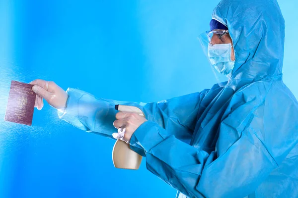 ブルーの完全保護スーツを着た男で消毒剤 感染症の伝染病 クリーニングと消毒 感染予防と流行の制御 — ストック写真