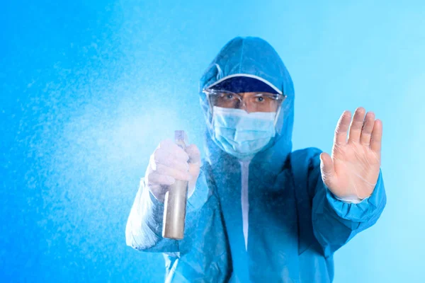 身穿防护生物服 戴着防毒面具的人 因为他们会受到全球大流行病的警告和危险 医学博士进行消毒 — 图库照片