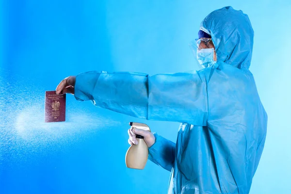 コロナウイルスの世界的なパンデミックの警告と危険性のために保護生物学的なスーツとガスマスクを身に着けている男 医学物理学者は消毒を行います — ストック写真