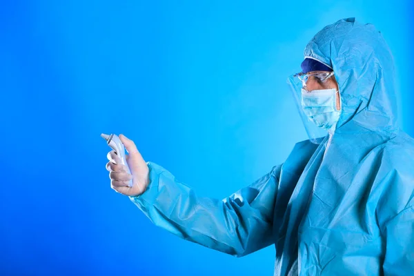 Man Wearing Protective Biological Suit Gas Mask Due Mers Coronavirus — Stock Photo, Image