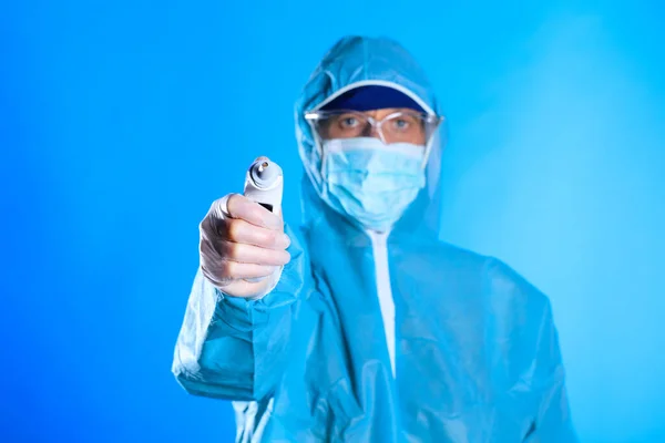 コロナウイルスの世界的なパンデミックの警告と危険性のために保護生物学的なスーツとガスマスクを身に着けている男 医学物理学者は消毒を行います — ストック写真