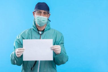 Mavi arkaplanda Coronavirus metnini durduran tıbbi maskeli doktor