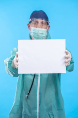 Mavi arkaplanda Coronavirus metnini durduran tıbbi maskeli doktor