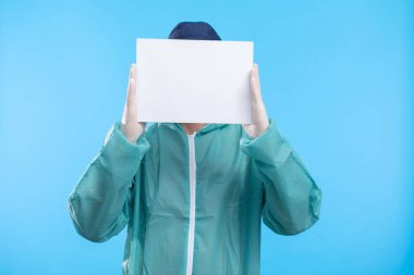 Mavi arkaplanda Coronavirus metnini durduran tıbbi maskeli doktor