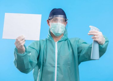 Mavi arkaplanda Coronavirus metnini durduran tıbbi maskeli doktor