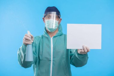 Mavi arkaplanda Coronavirus metnini durduran tıbbi maskeli doktor