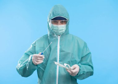 Doktor tükürük testi örneği alıyor.