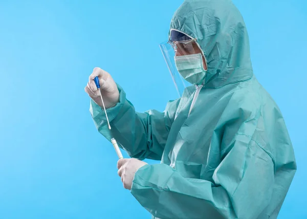 Doktor tükürük testi örneği alıyor.