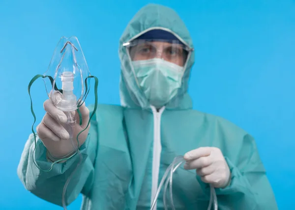 コロナウイルスの概念コロナウイルスの症状 医療機器酸素呼吸マスク — ストック写真