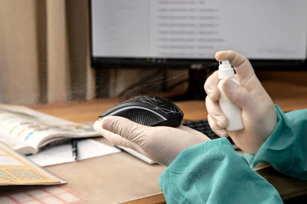 Covid Coronavirusdesinfecção Superfície Espaço Trabalho Mesa Teclado Mouse Escritório Parem — Fotografia de Stock