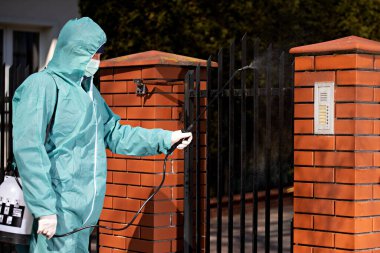 Coronavirus Karantinası. Coronavirus hastalığı 2019, COVID-19 Coronavirus 'a karşı önlem olarak halka açık bir alanda dezenfekte ve arındırma