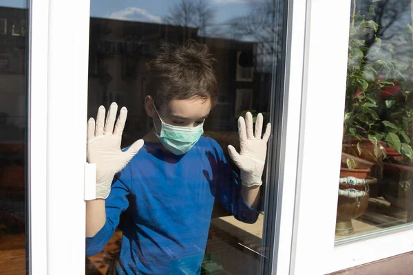 Boy Home Quarantine Mask Looks Out Closed Window Protect Himself — Stock Photo, Image