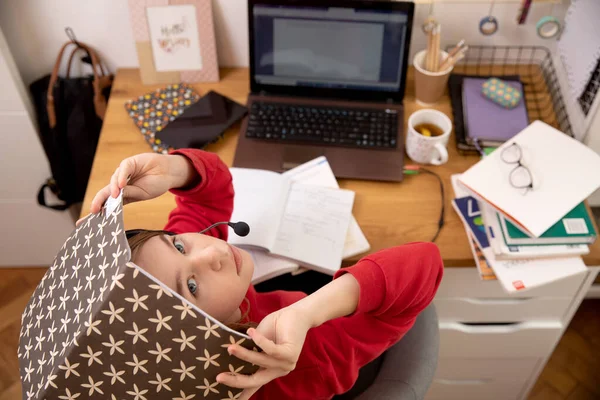 Covid Coronavirus Och Learning Home Hemskolebarn Koncept Flickstudier Hemifrån Begreppet — Stockfoto