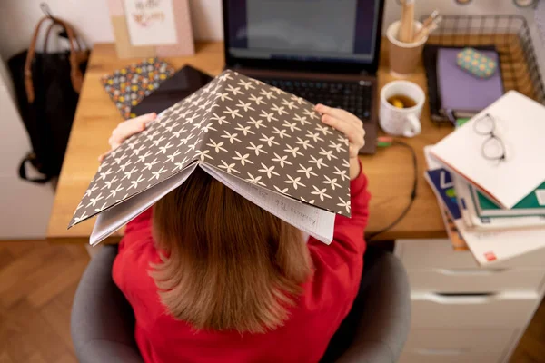 Covid-19 Coronavirus ve evden öğrenme, ev okulu çocuk konsepti. Kız evde ders çalışıyor. Karantina ve Sosyal Mesafe