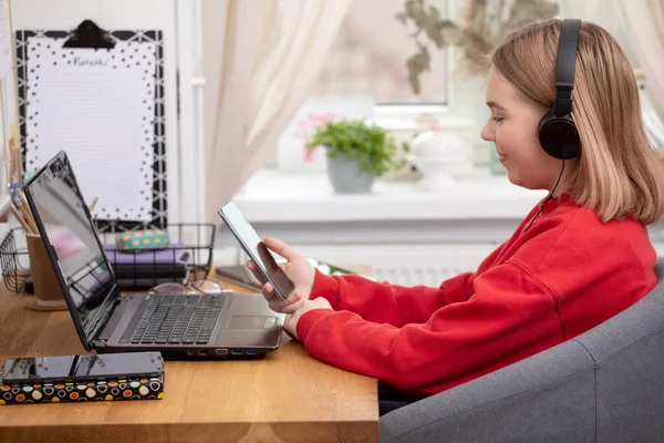Коронавський Карантин Хороший Студент Працює Вдома Ноутбуці Онлайн Навчанні Дітей — стокове фото
