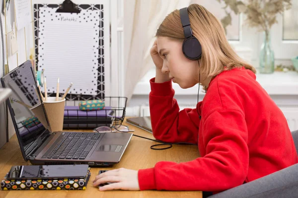 Konsep Karantina Coronavirus Siswa Lucu Bekerja Pada Laptop Rumah Belajar — Stok Foto