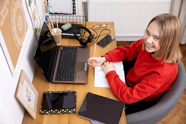 Covid Coronavirus Och Learning Home Hemskolebarn Koncept Flickstudier Hemifrån Begreppet — Stockfoto