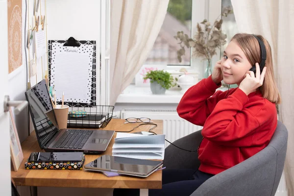 Covid-19 Coronavirus ve evden öğrenme, ev okulu çocuk konsepti. Kız evde ders çalışıyor. Karantina ve Sosyal Mesafe