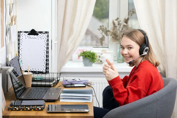 Covid-19 Coronavirus ve evden öğrenme, ev okulu çocuk konsepti. Kız evde ders çalışıyor. Karantina ve Sosyal Mesafe