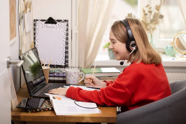 Koncepcja Kwarantanny Koronawirusów Cute Student Pracujący Laptopie Domu Nauka Online — Zdjęcie stockowe