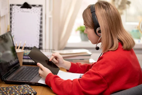 Karantänbegreppet För Coronavirus Söt Student Som Arbetar Bärbar Dator Hemma — Stockfoto