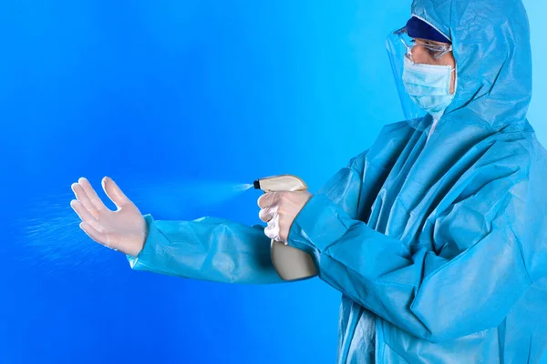 Uomo Completo Blu Protetto Con Disinfettante Pandemia Coronavirus Pulizia Disinfezione — Foto Stock