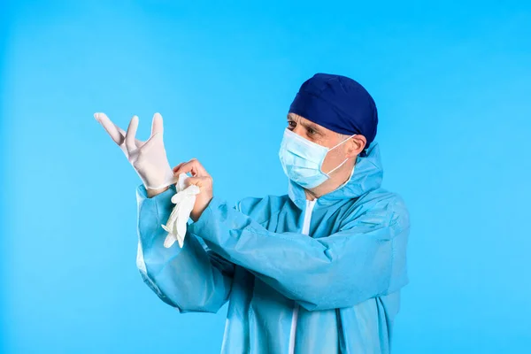 Человек Белом Костюме Дезинфекции Надевает Медицинские Перчатки — стоковое фото